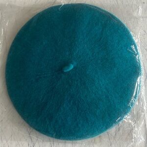 NWOT French/style beret in turquoise wool/acrylic